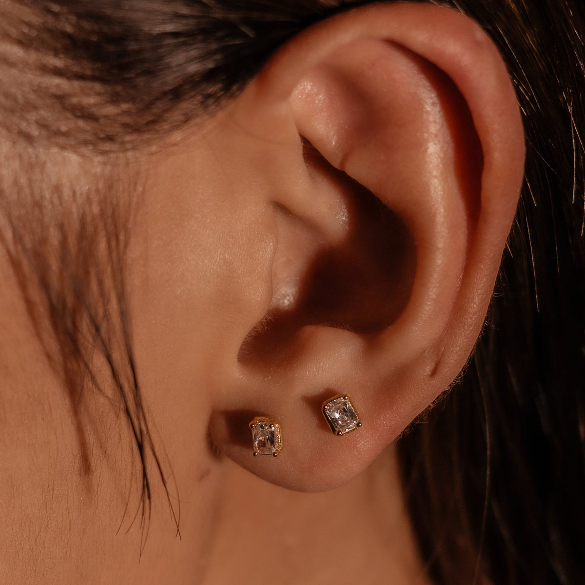 Puces d’oreilles en argent 925 plaqué or serties d’oxydes de zirconium transparents taille baguette