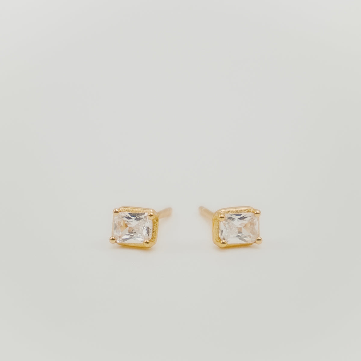 Puces d’oreilles en argent 925 plaqué or serties d’oxydes de zirconium transparents taille baguette