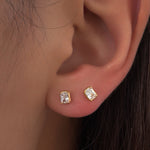 Puces d’oreilles en argent 925 plaqué or serties d’oxydes de zirconium transparents taille baguette, portées à l’oreille
