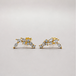 Puces d’oreilles en argent 925 plaqué or avec motif feuilles serti d’oxydes de zirconium transparents, sur fond clair